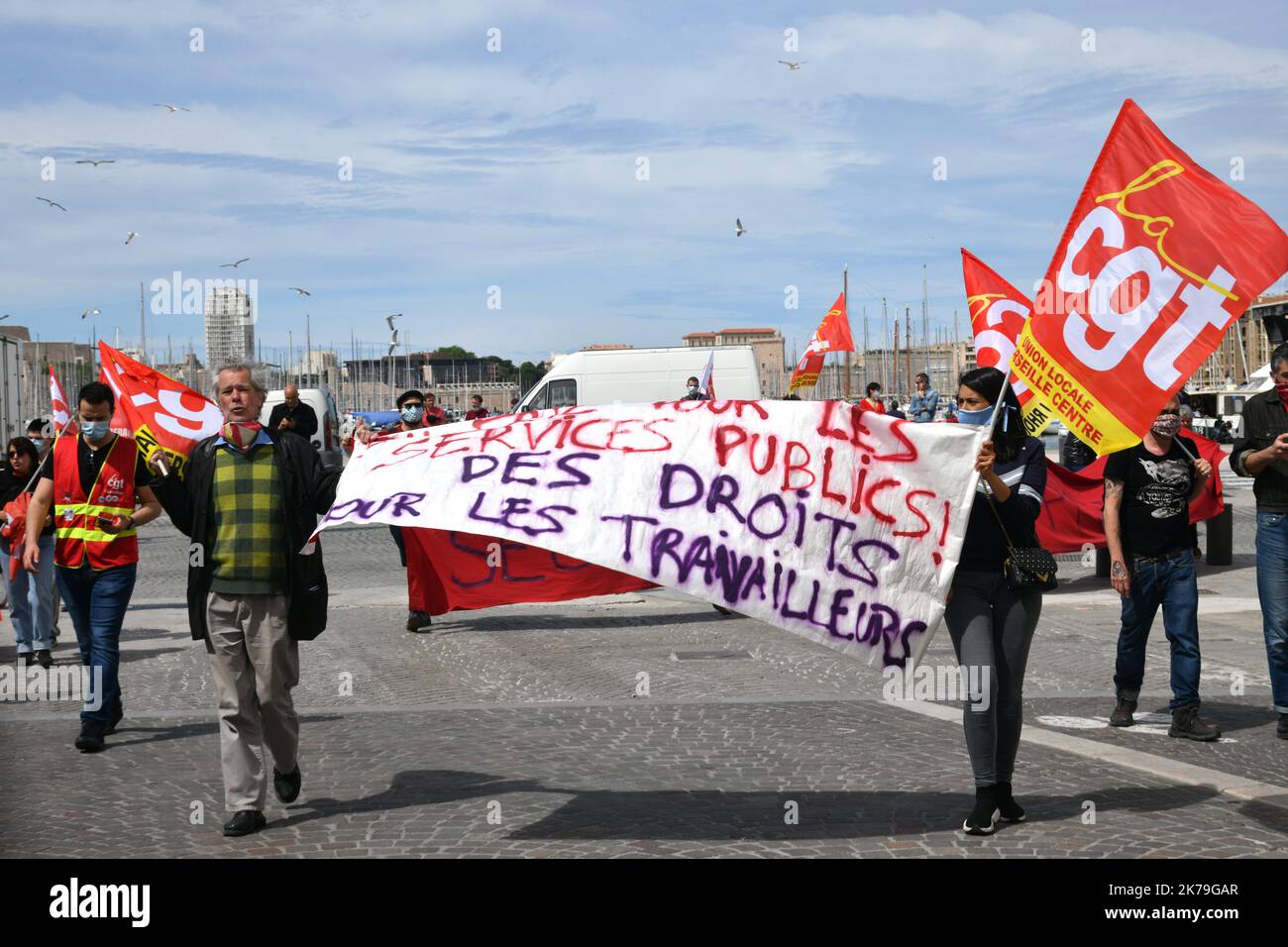 En Marsella, más de cincuenta activistas del sindicato CGT se manifestaron en el Puerto Viejo y en la CanebiÃ¨para celebrar el 1st de mayo en este período de cierre. Foto de stock