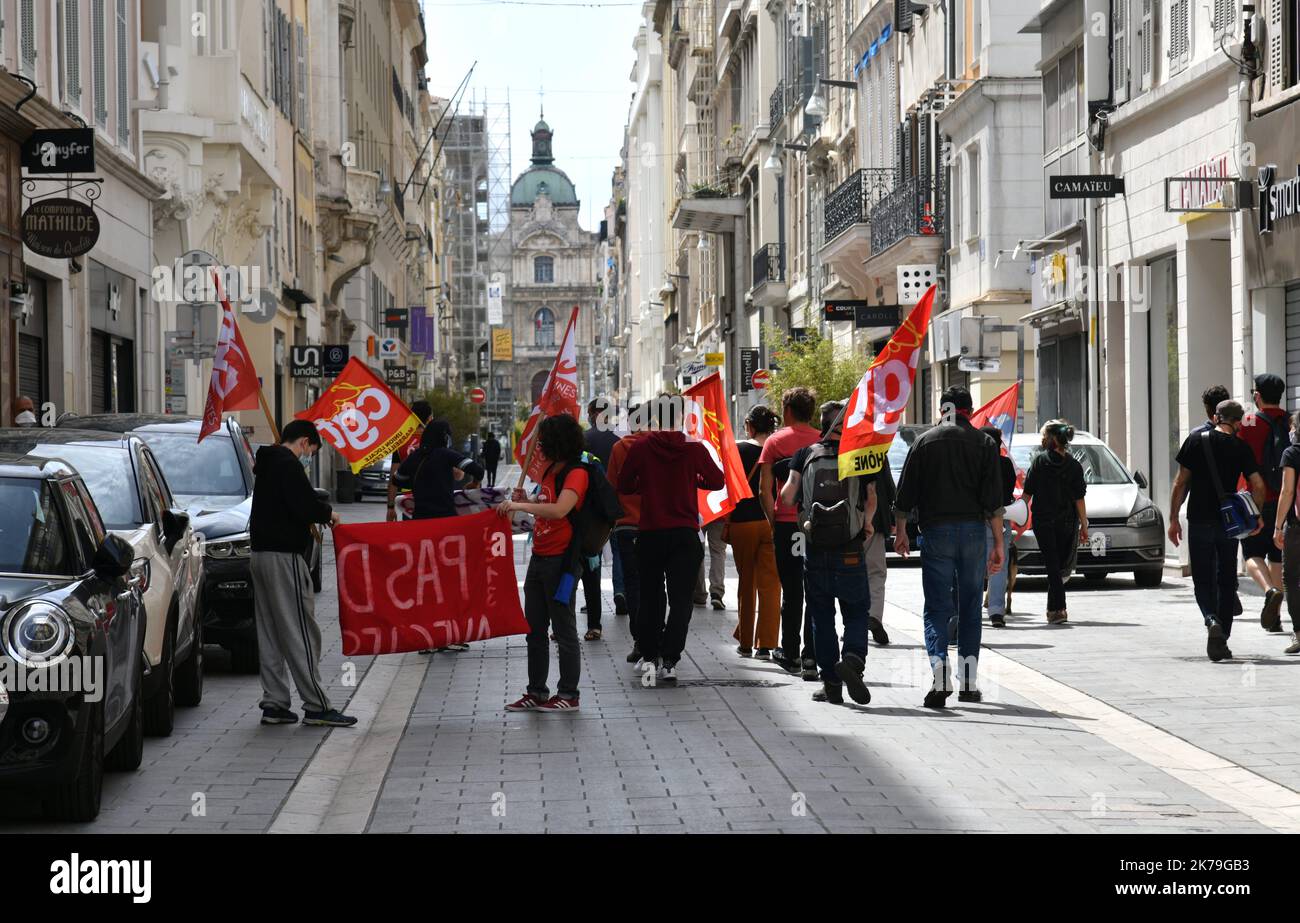 En Marsella, más de cincuenta activistas del sindicato CGT se manifestaron en el Puerto Viejo y en la CanebiÃ¨para celebrar el 1st de mayo en este período de cierre. Foto de stock
