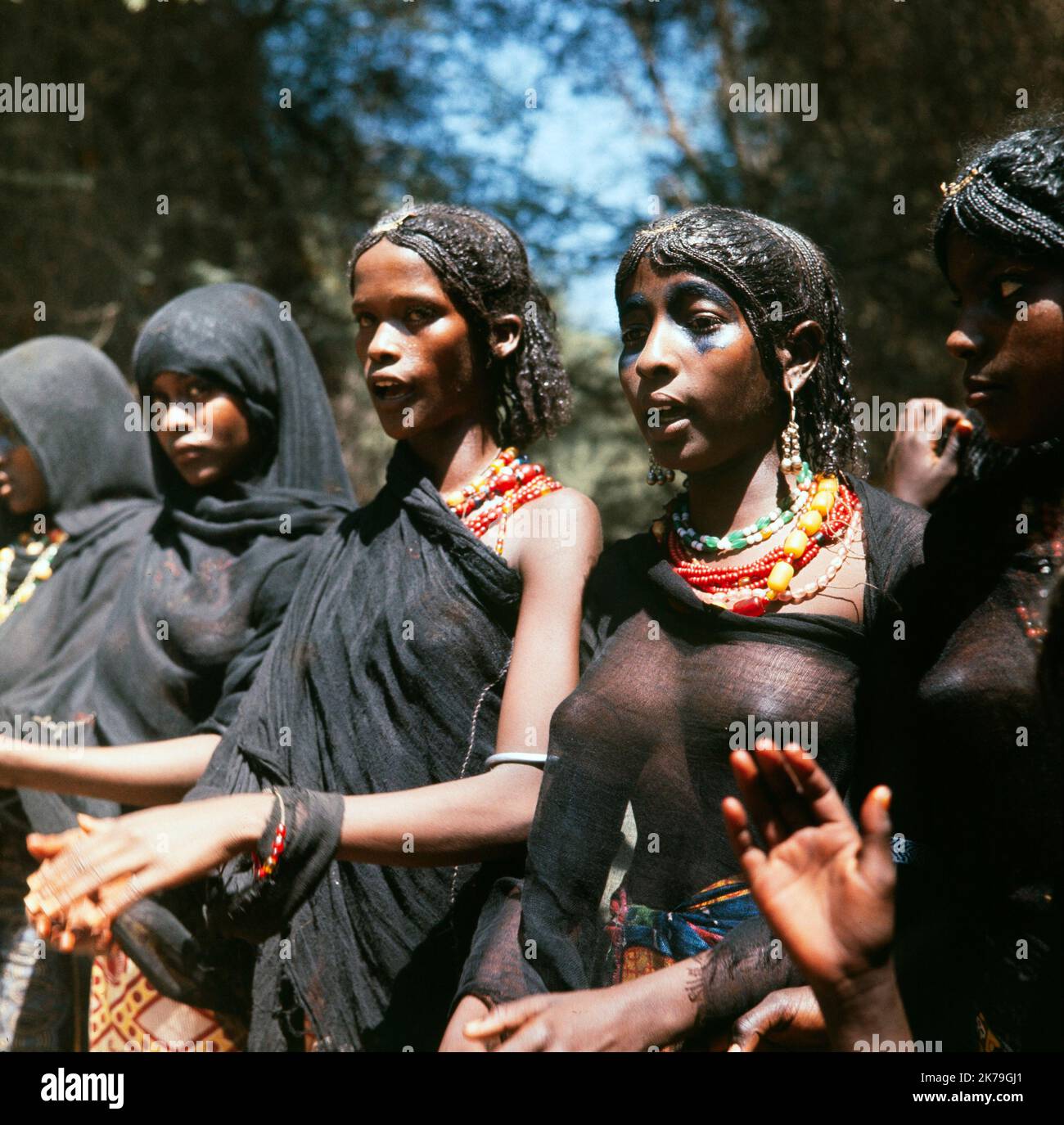 Una fotografía vintage en color de 1960s que muestra a las mujeres tribales sudanesas. Foto de stock