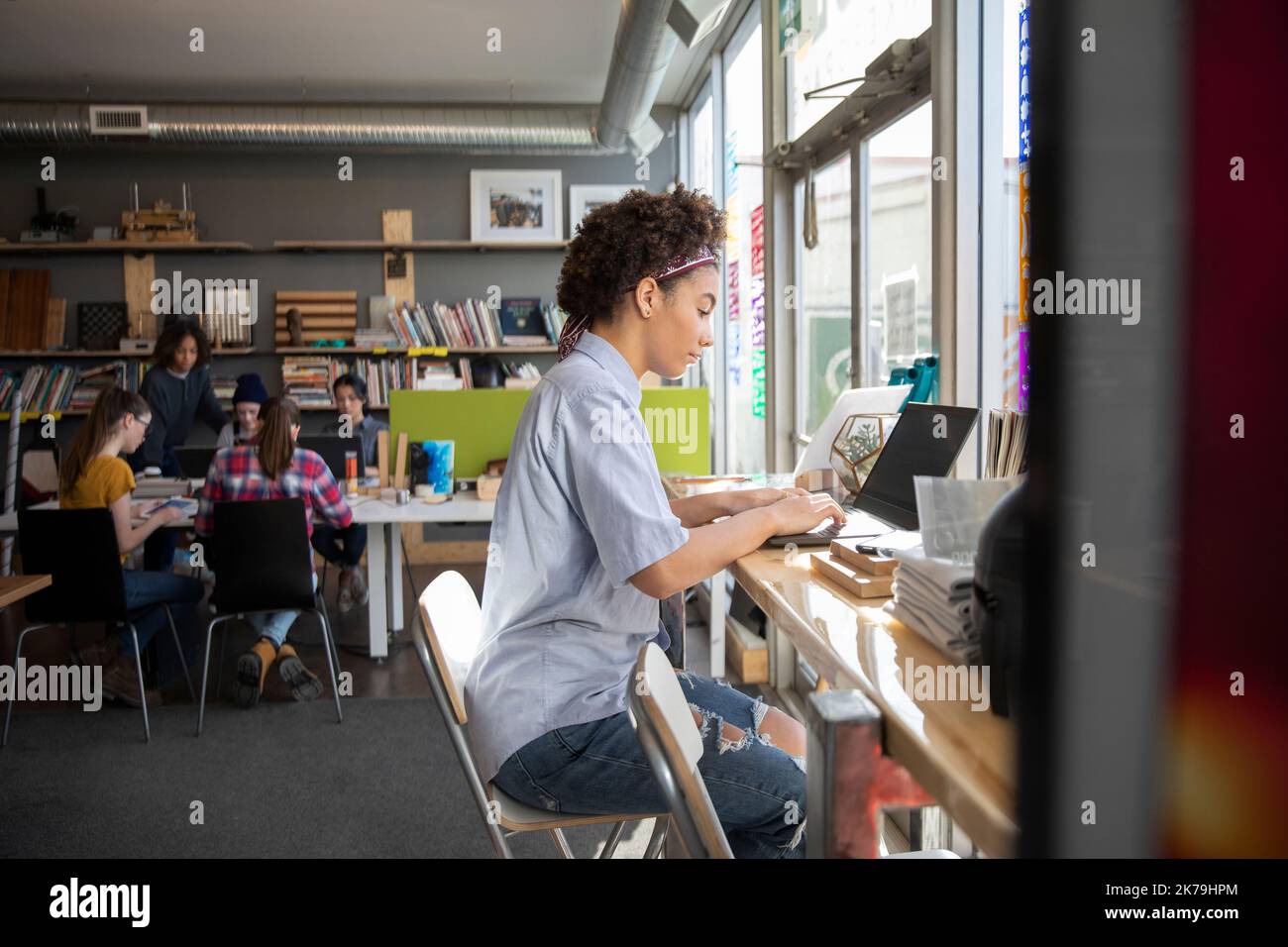 Estudiante que utiliza una computadora portátil en un taller de tecnología Foto de stock