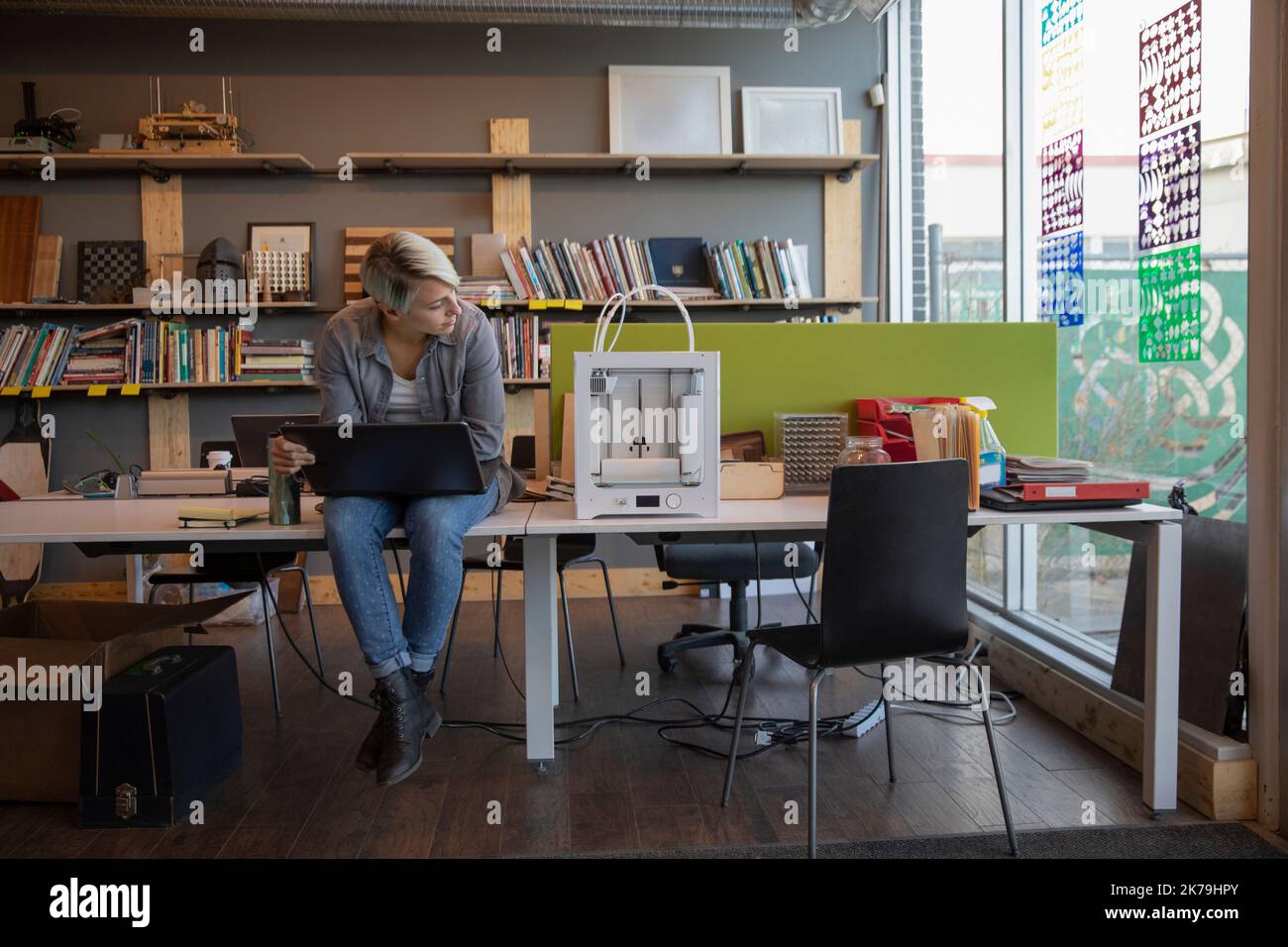 Mujer joven usando el portátil en la oficina creativa Foto de stock