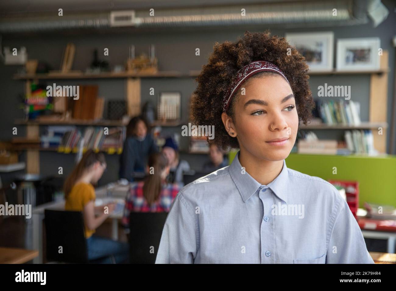 Retrato del estudiante en el taller de tecnología Foto de stock