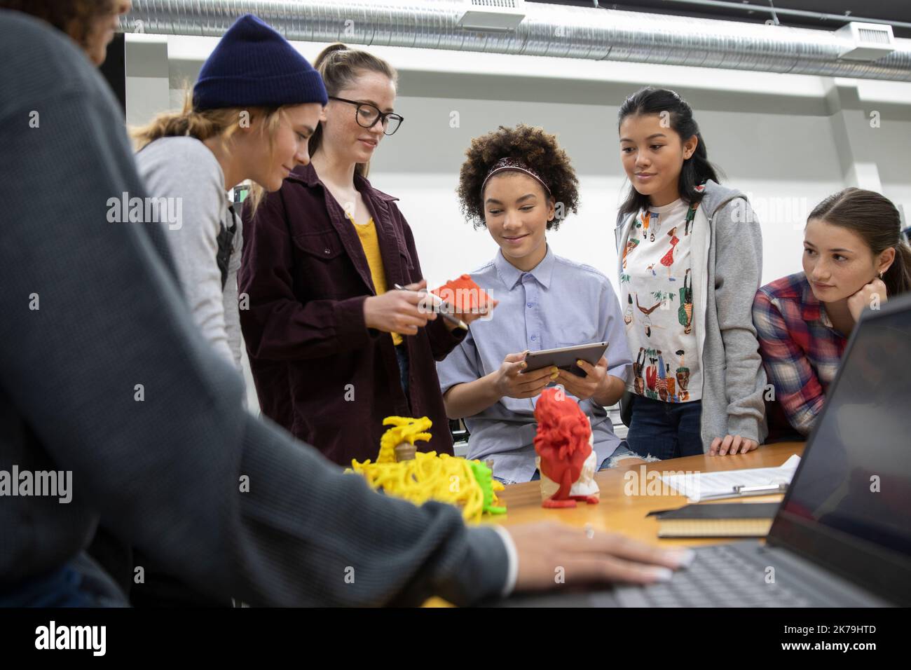Estudiantes trabajando juntos en 3D taller de impresión Foto de stock