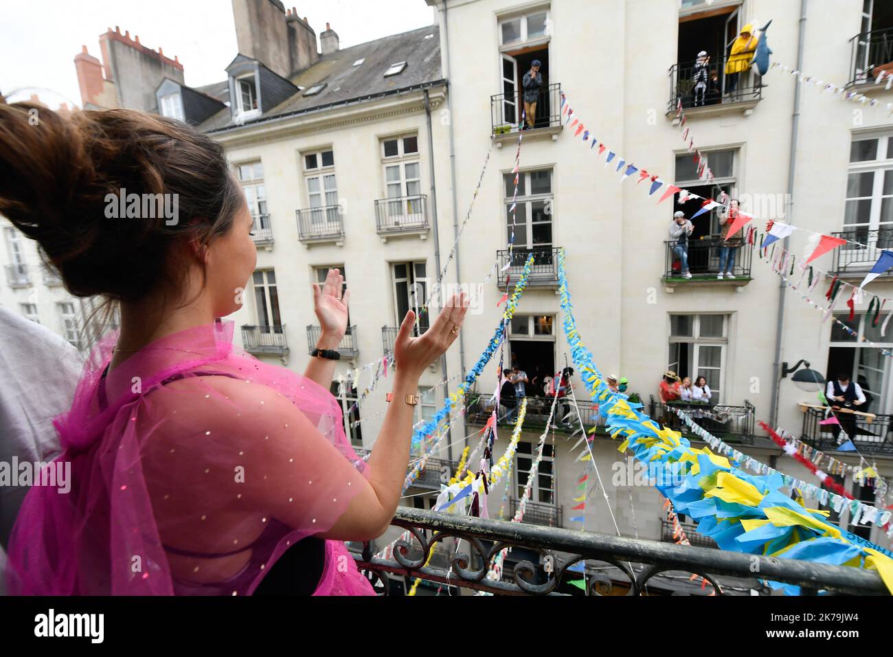 Nantes; 05/10/2020; Los residentes de la rue Jean Jacques Rousseau en Nantes  aplauden en sus balcones en apoyo de los cuidadores del Coronavirus  Covid-19 y para celebrar el final del confinamiento Fotografía