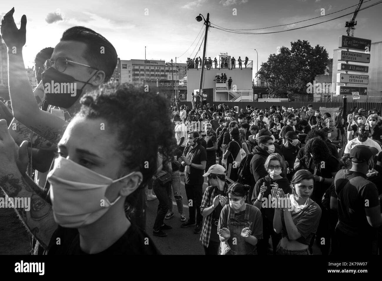 Francia / Ile-de-France (región) / PARIS - Más de 10.000 personas se han reunido para denunciar la violencia policial ante el Tribunal de Grande Instance (TGI) en París. El evento fue lanzado por el colectivo 'Justicia para Adama'. En muchos países, las protestas se llevan a cabo en respuesta a la muerte de George Floyd, quien murió durante su arresto por un oficial de policía blanco, Derek Chauvin, el 25 de mayo de 2020 en Minneapolis, Minnesota, Estados Unidos. En París, la prefectura prohibió la reunión. 02 de junio de 2020. París, Francia. Foto de stock