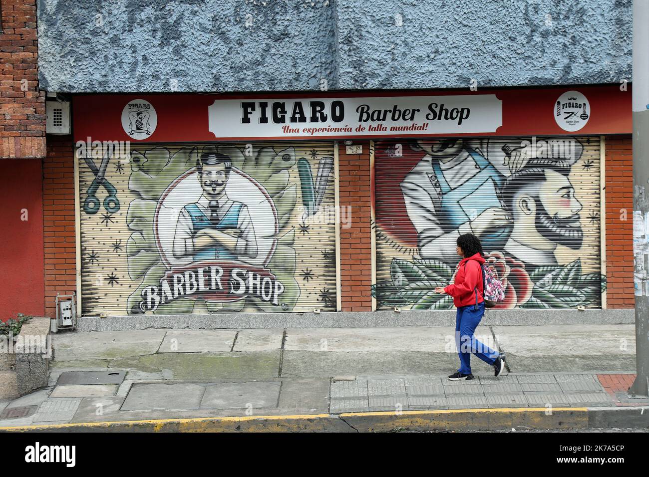 Chica caminando por Carrera Septima en Bogotá Foto de stock