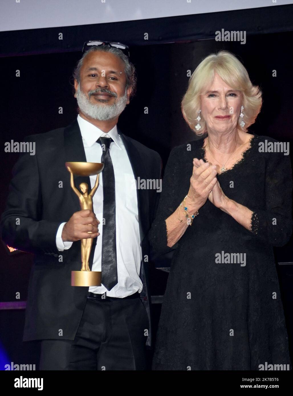 La Reina Consort entrega el Premio Booker a Shehan Karunatilaka por 'Las Siete Lunas de Maali Almeida' en la Roundhouse de Londres. Fecha de la foto: Lunes 17 de octubre de 2022. Foto de stock