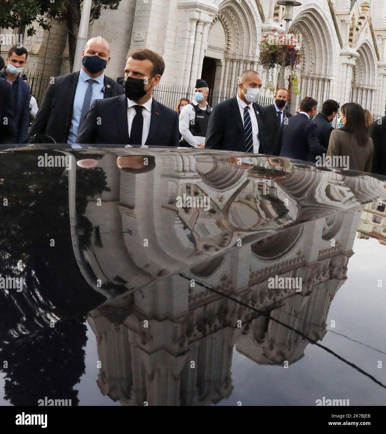 ©PHOTOPQR/NICE MATIN/Patrice Lapoirie ; Niza ; 29/10/2020 ; Atentat de Nice : Notre-Dame de l'Assomption, édifice religieux et symbol de la Francisation de la ville attaque au pétrée dans la basilique située sur l'avenue Jean Médecin a fait de trois une morts. Le Bâtiment, dont les travaux ont démarré en 1864, est l'un des marqueurs de l'annexion du comté de Nice par la Francia. El presidente Emmanuel Macron en la Basílica de Notre-Dame de l'Assomption, en Niza, el 29 de octubre de 2020, después de que un hombre que blande un cuchillo matara a tres personas en la iglesia Foto de stock