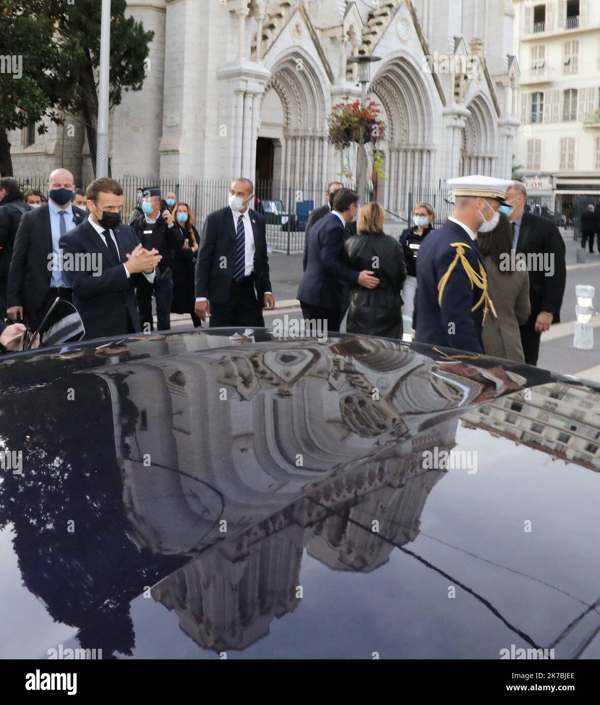 ©PHOTOPQR/NICE MATIN/Patrice Lapoirie ; Niza ; 29/10/2020 ; Atentat de Nice : Notre-Dame de l'Assomption, édifice religieux et symbol de la Francisation de la ville attaque au pétrée dans la basilique située sur l'avenue Jean Médecin a fait de trois une morts. Le Bâtiment, dont les travaux ont démarré en 1864, est l'un des marqueurs de l'annexion du comté de Nice par la Francia. El presidente Emmanuel Macron en la Basílica de Notre-Dame de l'Assomption, en Niza, el 29 de octubre de 2020, después de que un hombre que blande un cuchillo matara a tres personas en la iglesia Foto de stock