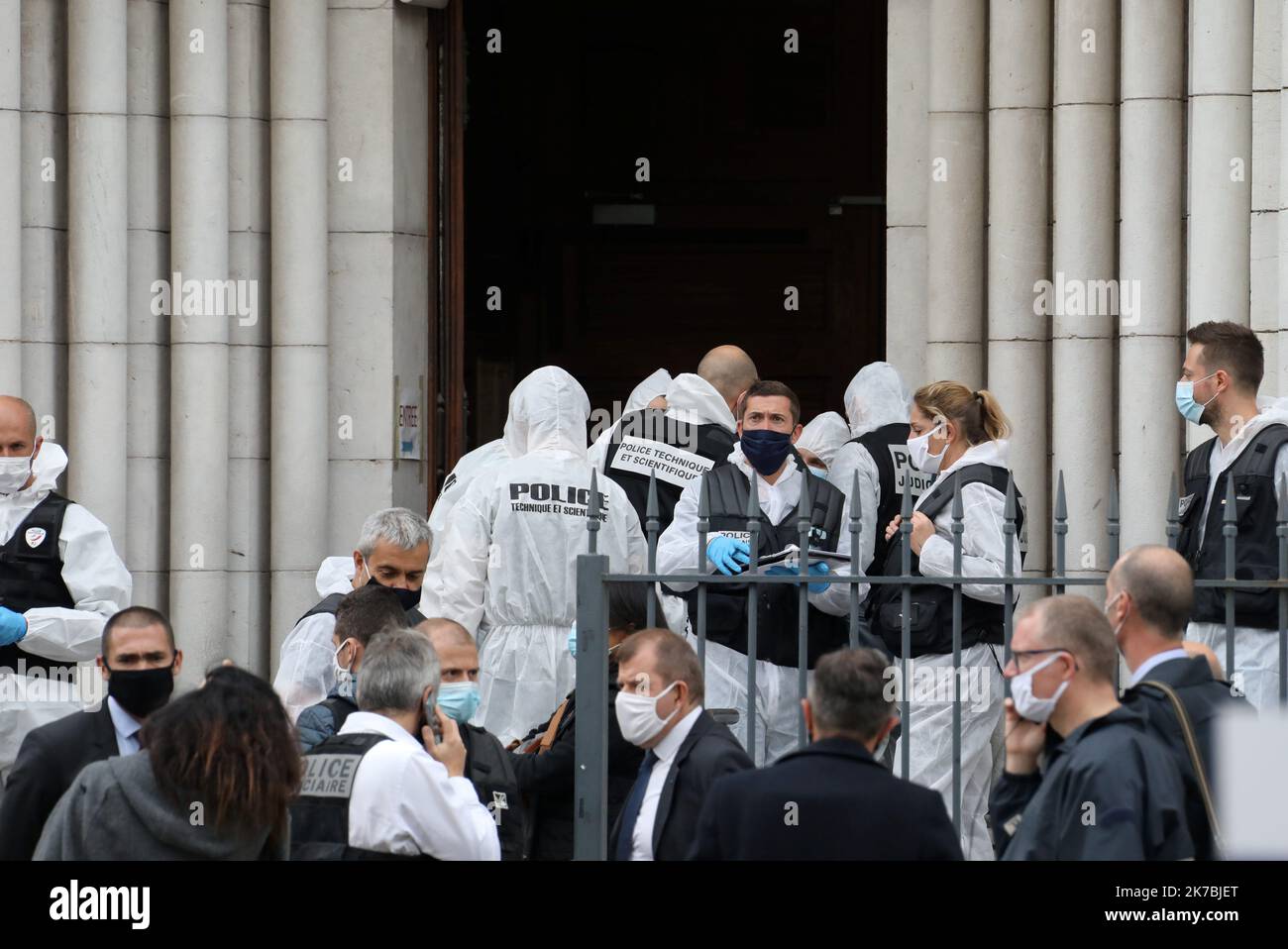 ©PHOTOPQR/NICE MATIN/Patrice Lapoirie ; Niza ; 29/10/2020 ; Atentat de Nice : Notre-Dame de l'Assomption, édifice religieux et symbol de la Francisation de la ville attaque au pétrée dans la basilique située sur l'avenue Jean Médecin a fait de trois une morts. Le Bâtiment, dont les travaux ont démarré en 1864, est l'un des marqueurs de l'annexion du comté de Nice par la Francia. El presidente Emmanuel Macron en la Basílica de Notre-Dame de l'Assomption, en Niza, el 29 de octubre de 2020, después de que un hombre que blande un cuchillo matara a tres personas en la iglesia Foto de stock