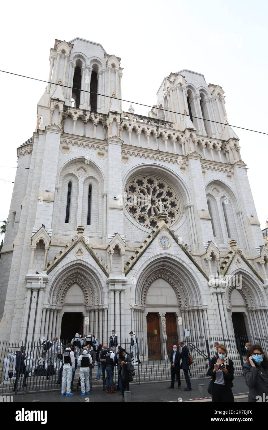 ©PHOTOPQR/NICE MATIN/Patrice Lapoirie ; Niza ; 29/10/2020 ; Atentat de Nice : Notre-Dame de l'Assomption, édifice religieux et symbol de la Francisation de la ville attaque au pétrée dans la basilique située sur l'avenue Jean Médecin a fait de trois une morts. Le Bâtiment, dont les travaux ont démarré en 1864, est l'un des marqueurs de l'annexion du comté de Nice par la Francia. El presidente Emmanuel Macron en la Basílica de Notre-Dame de l'Assomption, en Niza, el 29 de octubre de 2020, después de que un hombre que blande un cuchillo matara a tres personas en la iglesia Foto de stock