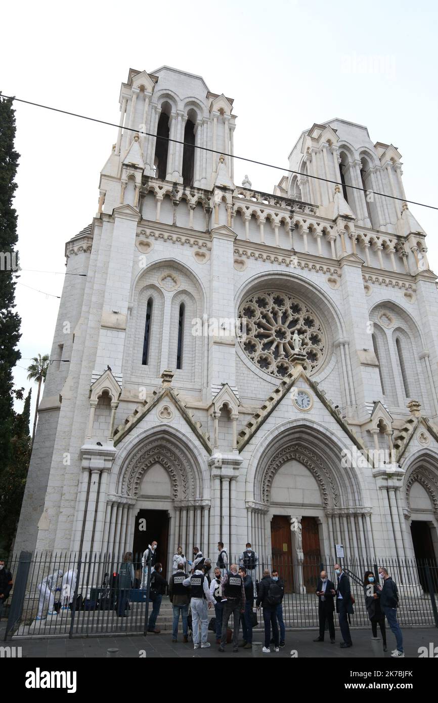 ©PHOTOPQR/NICE MATIN/Patrice Lapoirie ; Niza ; 29/10/2020 ; Atentat de Nice : Notre-Dame de l'Assomption, édifice religieux et symbol de la Francisation de la ville attaque au pétrée dans la basilique située sur l'avenue Jean Médecin a fait de trois une morts. Le Bâtiment, dont les travaux ont démarré en 1864, est l'un des marqueurs de l'annexion du comté de Nice par la Francia. El presidente Emmanuel Macron en la Basílica de Notre-Dame de l'Assomption, en Niza, el 29 de octubre de 2020, después de que un hombre que blande un cuchillo matara a tres personas en la iglesia Foto de stock