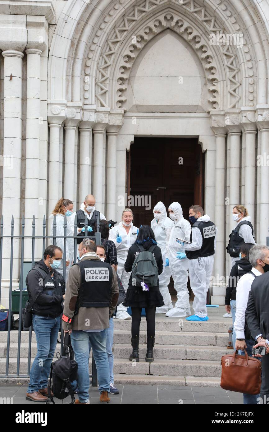 ©PHOTOPQR/NICE MATIN/Patrice Lapoirie ; Niza ; 29/10/2020 ; Atentat de Nice : Notre-Dame de l'Assomption, édifice religieux et symbol de la Francisation de la ville attaque au pétrée dans la basilique située sur l'avenue Jean Médecin a fait de trois une morts. Le Bâtiment, dont les travaux ont démarré en 1864, est l'un des marqueurs de l'annexion du comté de Nice par la Francia. El presidente Emmanuel Macron en la Basílica de Notre-Dame de l'Assomption, en Niza, el 29 de octubre de 2020, después de que un hombre que blande un cuchillo matara a tres personas en la iglesia Foto de stock