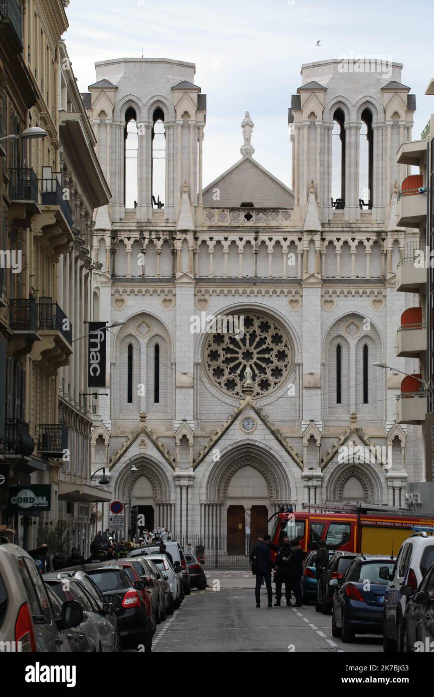 ©PHOTOPQR/NICE MATIN/Patrice Lapoirie ; Niza ; 29/10/2020 ; Atentat de Nice : Notre-Dame de l'Assomption, édifice religieux et symbol de la Francisation de la ville attaque au pétrée dans la basilique située sur l'avenue Jean Médecin a fait de trois une morts. Le Bâtiment, dont les travaux ont démarré en 1864, est l'un des marqueurs de l'annexion du comté de Nice par la Francia. El presidente Emmanuel Macron en la Basílica de Notre-Dame de l'Assomption, en Niza, el 29 de octubre de 2020, después de que un hombre que blande un cuchillo matara a tres personas en la iglesia Foto de stock