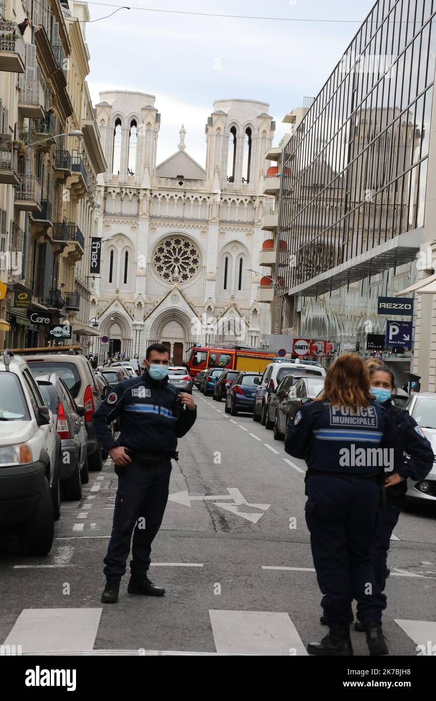 ©PHOTOPQR/NICE MATIN/Patrice Lapoirie ; Niza ; 29/10/2020 ; Atentat de Nice : Notre-Dame de l'Assomption, édifice religieux et symbol de la Francisation de la ville attaque au pétrée dans la basilique située sur l'avenue Jean Médecin a fait de trois une morts. Le Bâtiment, dont les travaux ont démarré en 1864, est l'un des marqueurs de l'annexion du comté de Nice par la Francia. El presidente Emmanuel Macron en la Basílica de Notre-Dame de l'Assomption, en Niza, el 29 de octubre de 2020, después de que un hombre que blande un cuchillo matara a tres personas en la iglesia Foto de stock