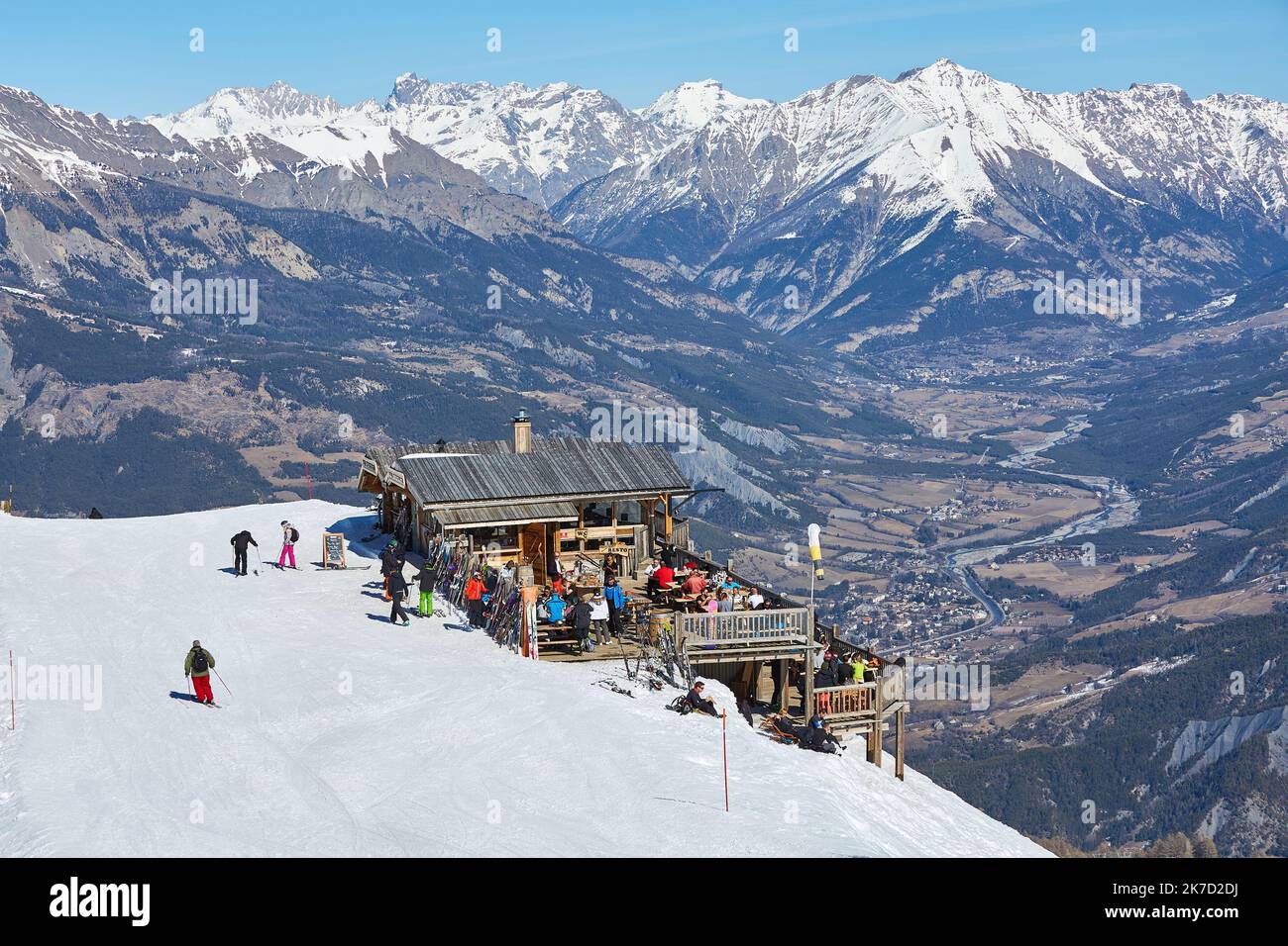 Estación de esquí con cabaña restaurante con vistas panorámicas Foto de stock