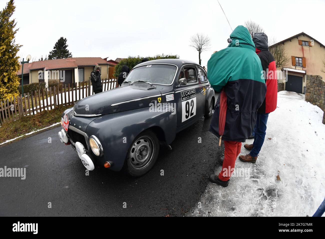 ©PHOTOPQR/LE PROGRESS/CHARLY JURINE Pro - Saint-Bonnet-le-Froid 30/01/2022 - Rallye Monté-Carlo historique 30/01/2022 - Rallye Monté-Carlo historique étape Saint-Bonnet le Froid ambiance Départ de la spéciale Hug Rodolph Volvo PV 544 Sport 1965 - 24th Rallye Monte-Carlo Historique 27 Enero - 02 2022 de febrero Domingo 30 de enero «Saint-Bonnet-le-Froid / SR7 / 12:20pm / 27,28km» Foto de stock