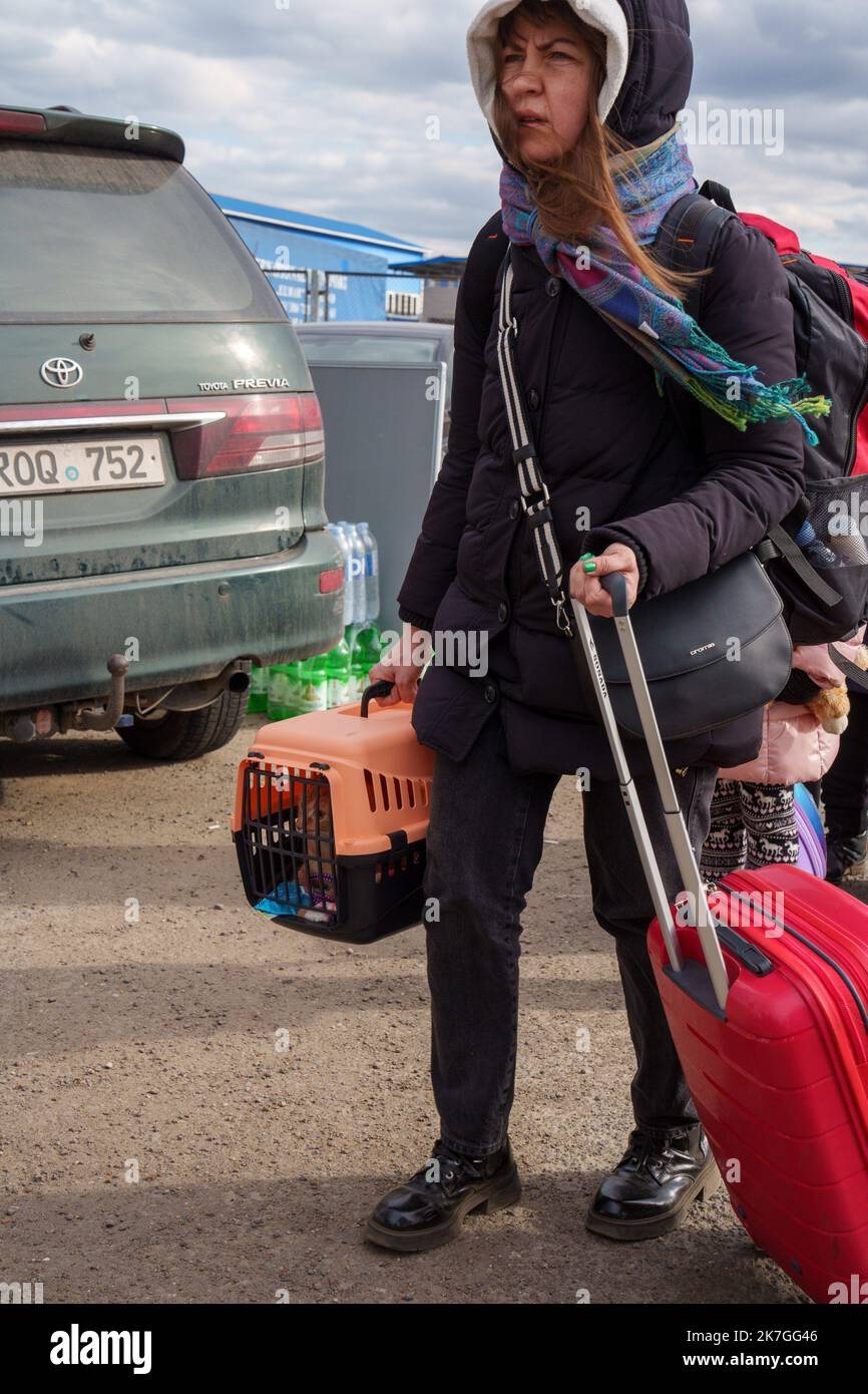 ©Gilles Bader / Le Pictorium/MAXPPP - Palanca 27/02/2022 Gilles Bader / Le Pictorium - 27/2/2022 - Moldavie / Palanca - flux incessant de refugies ukrainiens au poste frontiere de Palanca en Moldavia suite au declenchement de l'Offenchement russe sur l'ukrainiens. / 27/2/2022 - MOLDOVA / PALANCA - Incesante flujo de refugiados ucranianos en el puesto fronterizo de Palanca en Moldavia tras el inicio de la ofensiva rusa contra Ucrania. Foto de stock