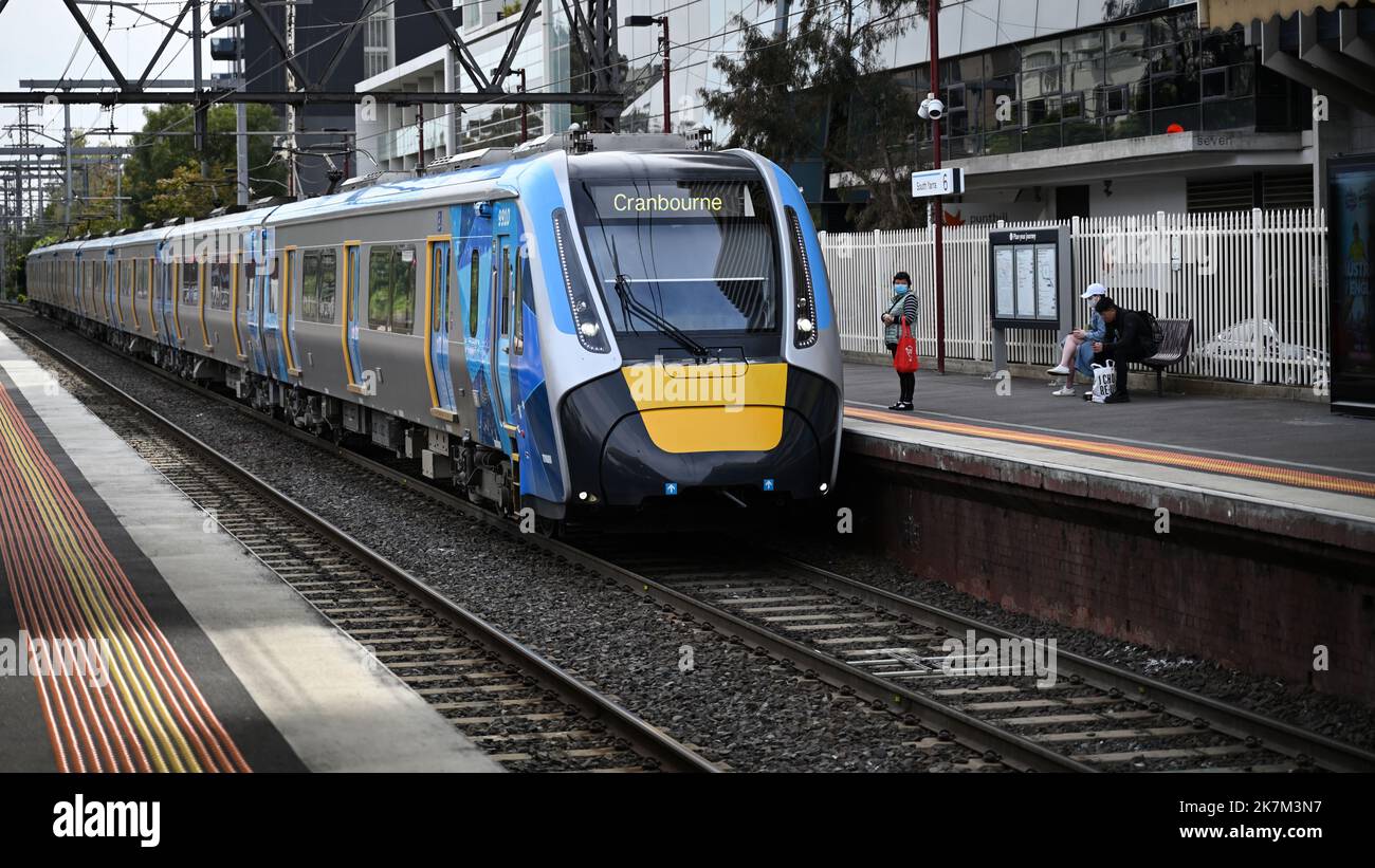 Nuevo Tren Metro de Alta Capacidad a medida que llega a la estación de tren South Yarra, antes de continuar hacia Cranbourne en los suburbios exteriores de Melbourne Foto de stock