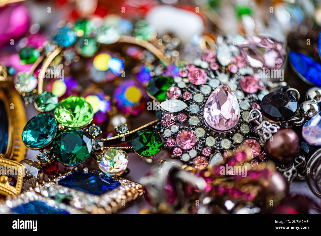 joyería y bisutería de diversas piedras, minerales y piedras preciosas,  extrema de cerca Fotografía de stock - Alamy