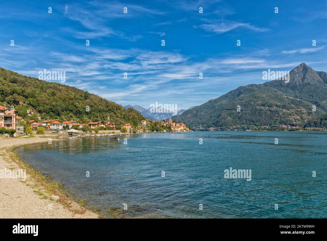 Santa Maria Rezzonico, lago occidental del Lago di Como, vista desde Santa Maria, montañas alpinas en el fondo Foto de stock