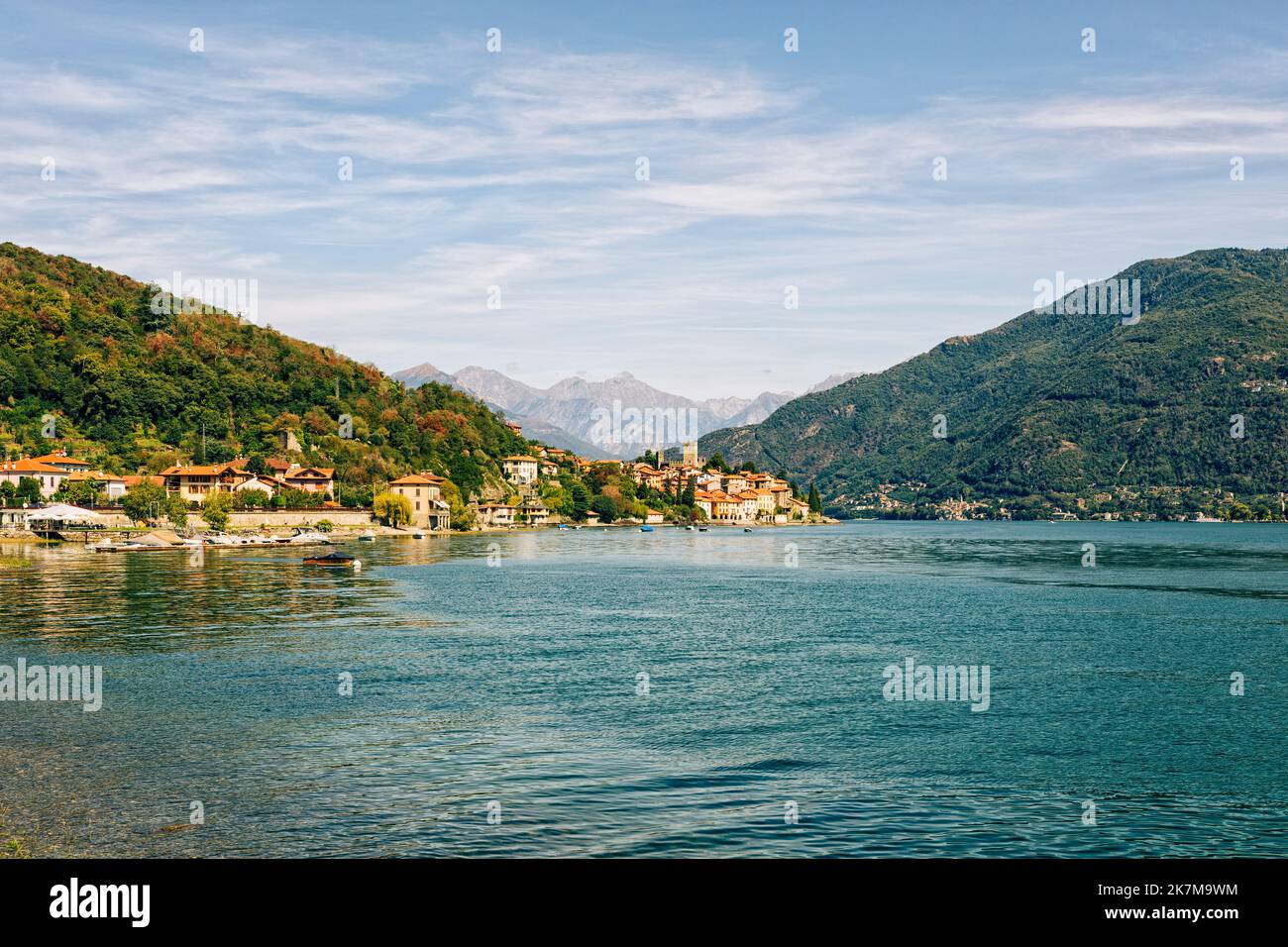 Santa Maria Rezzonico, lago occidental del Lago di Como, vista desde Santa Maria, montañas alpinas en el fondo Foto de stock
