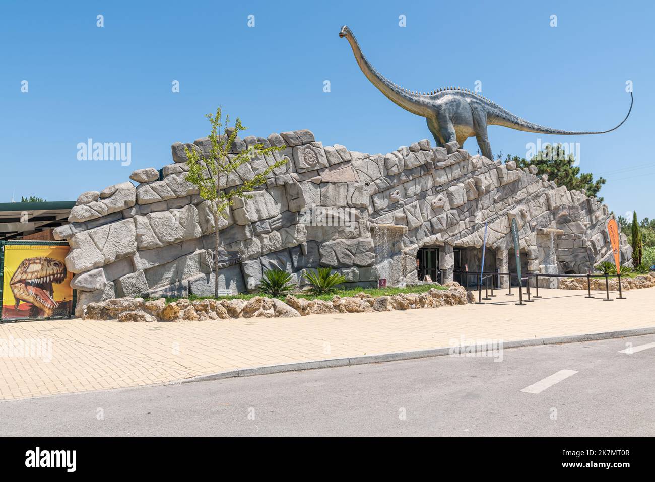 La entrada principal a Dino Parque Lourinha con un modelo de dinosaurio de  tamaño natural, Portugal Fotografía de stock - Alamy