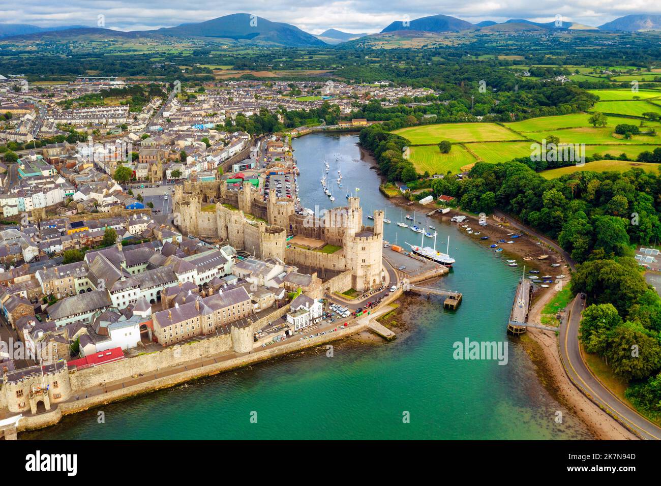 Vista aérea de Caernarfon, histórica ciudad real amurallada y puerto en