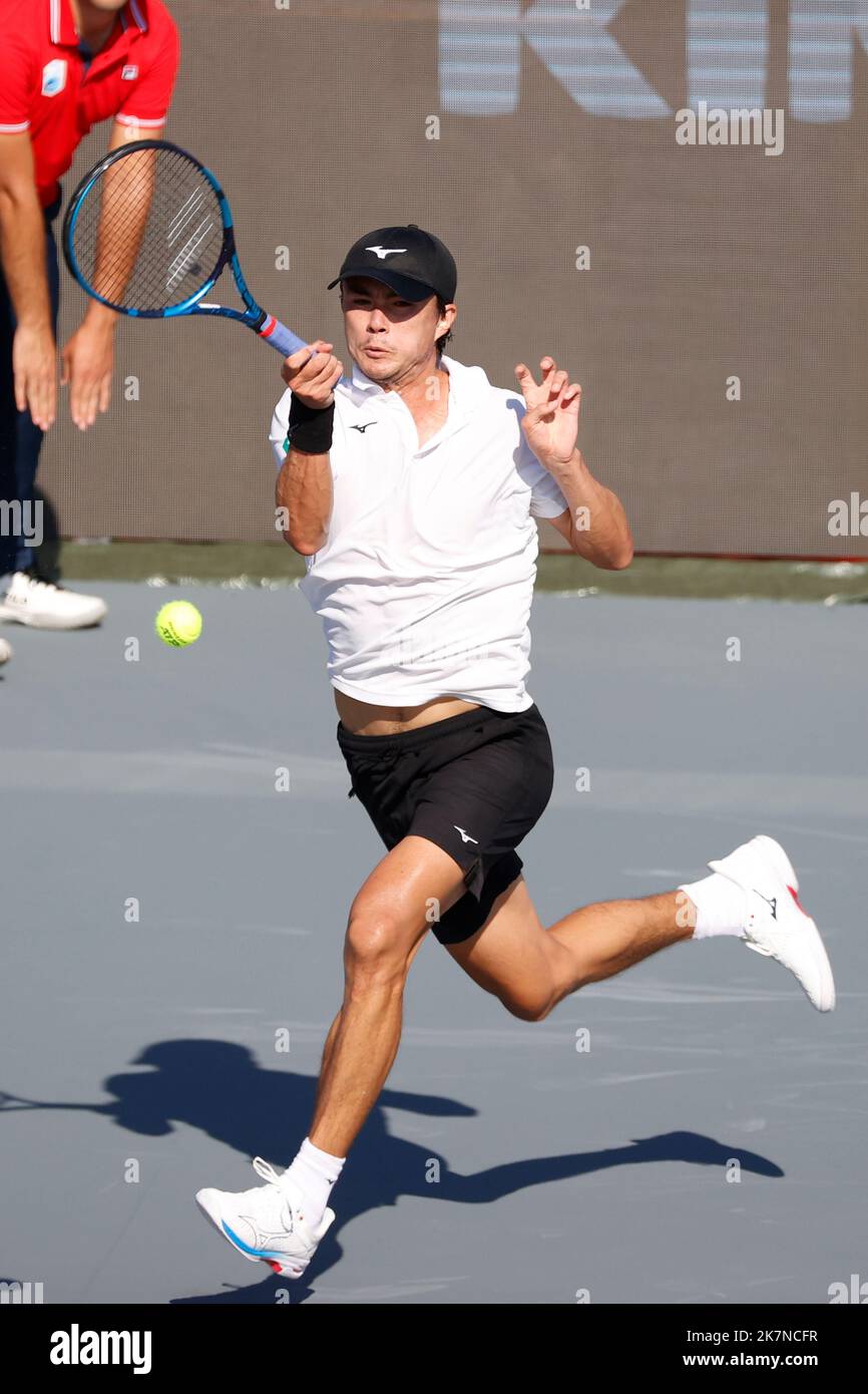 18 de octubre de 2022, Nápoles, Italia: DANIEL TARO de Japón en acción  contra P. Martínez de España durante su partido en la Copa de Nápoles ATP  250 (day2) en Nápoles, Italia.