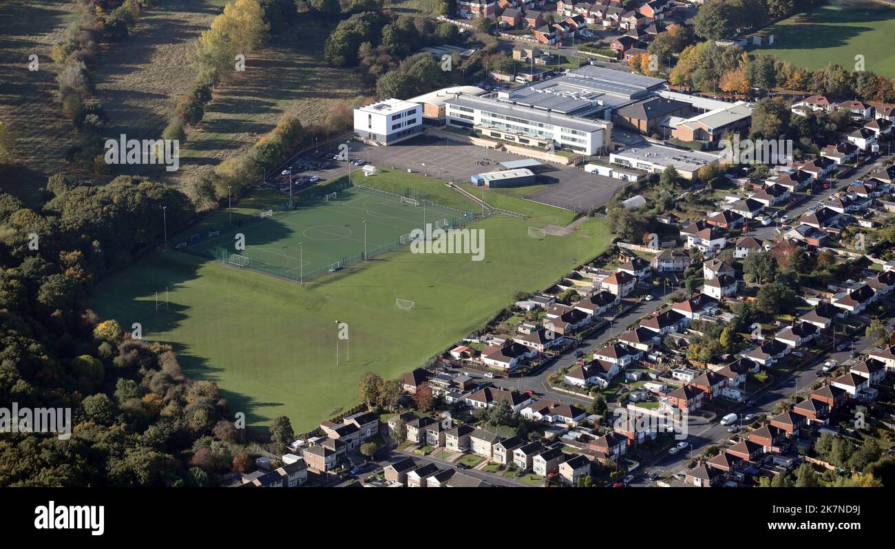 Vista aérea de la escuela secundaria Cockburn, Beeston, Leeds Foto de stock