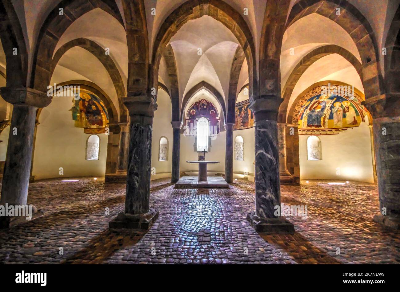 Fossacesia - Abruzos - Iglesia medieval de San Giovanni in Venere: Interior de la cripta. Fotos HDR Foto de stock