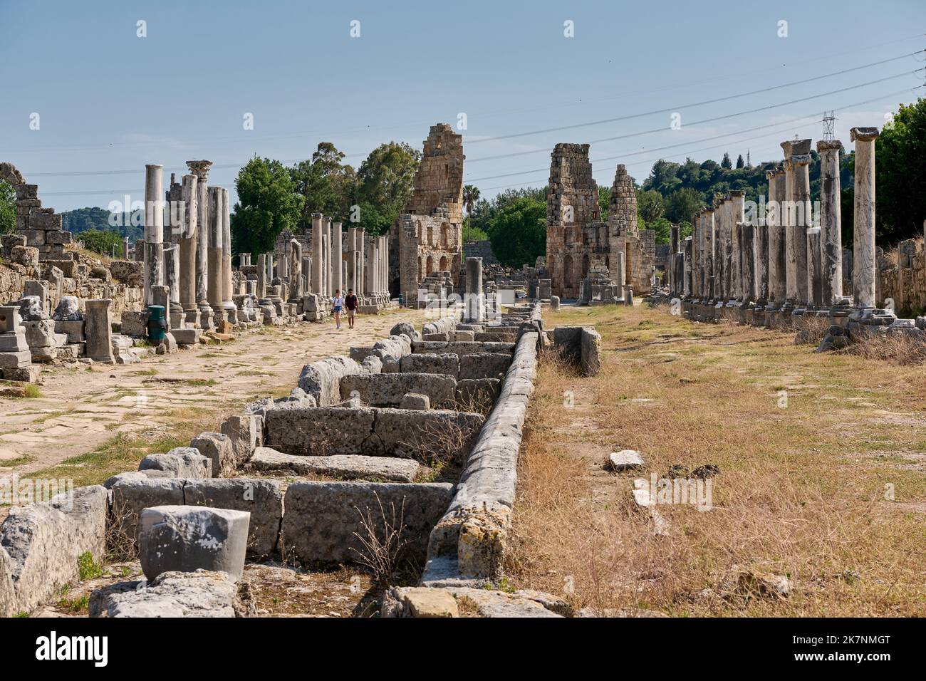 Calle Principal Collumned, columnas de ruinas de calles collonnadadas de la ciudad romana de Perge, Antalya, Turquía Foto de stock