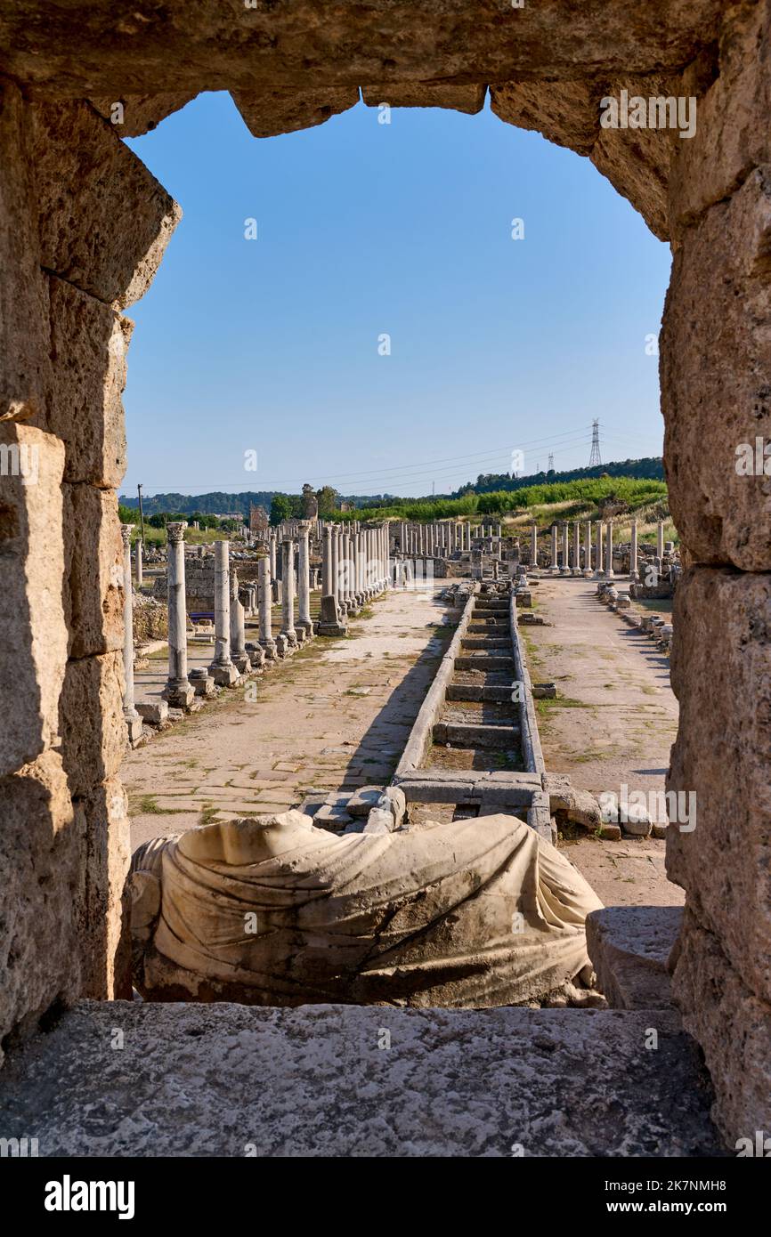 Calle Principal Collumned, columnas de ruinas de calles collonnadadas de la ciudad romana de Perge, Antalya, Turquía Foto de stock