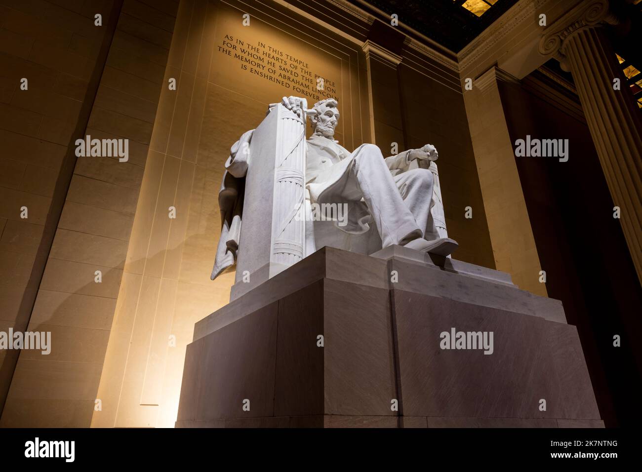 La estatua de Abraham Lincoln, esculpida por Daniel Chester French y tallada por los Piccirilli Brothers, dentro del Lincoln Memorial en Washington, D.C. Foto de stock