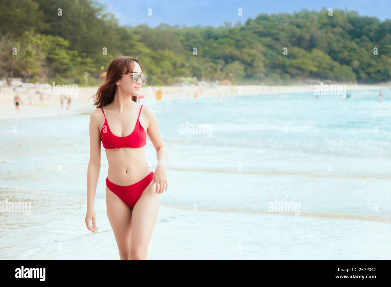 hermosa joven asiática con bikini rojo en la playa. Concepto de viajes de vacaciones y verano Video retrato Foto de stock