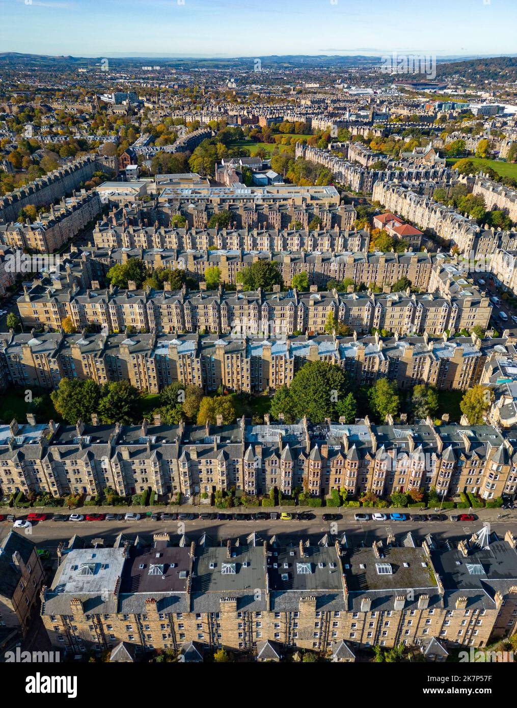 Vista aérea de las casas residenciales en el lujoso distrito residencial de Marchmont en Edimburgo, Escocia, Reino Unido Foto de stock