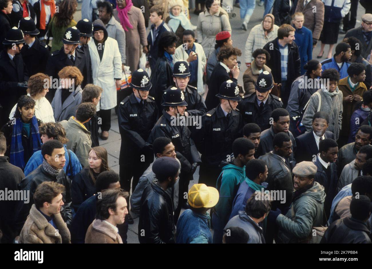 Oficiales de policía patrullando las calles de Wolverhampton después de que Clinton McCurbin muriera de asfixia mientras era arrestado en la 'PRÓXIMA' tienda en Wolverhampton. Febrero 20th 1987 Foto de stock