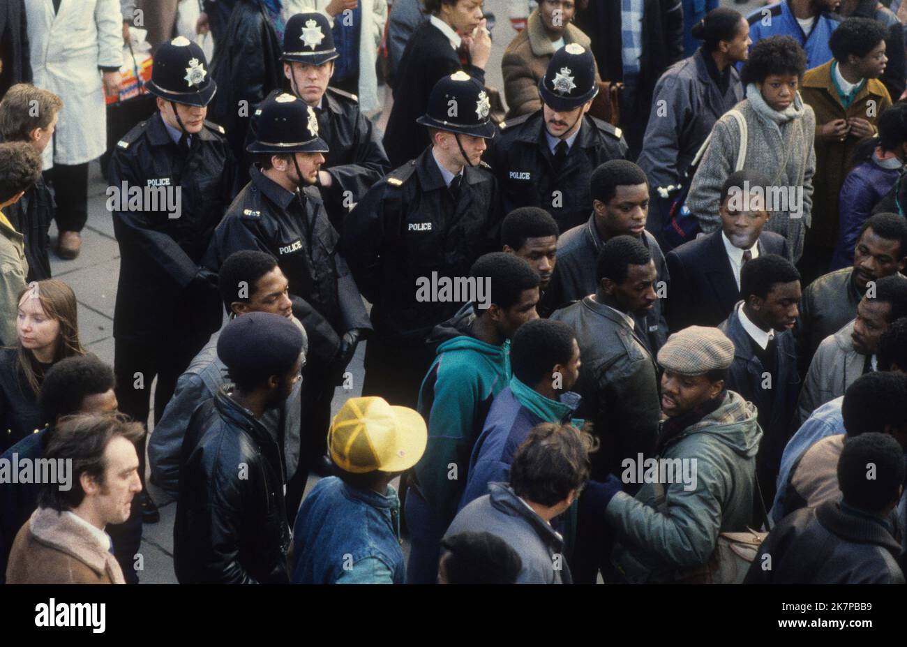 Oficiales de policía patrullando las calles de Wolverhampton después de que Clinton McCurbin muriera de asfixia mientras era arrestado en la 'PRÓXIMA' tienda en Wolverhampton. Febrero 20th 1987 Foto de stock