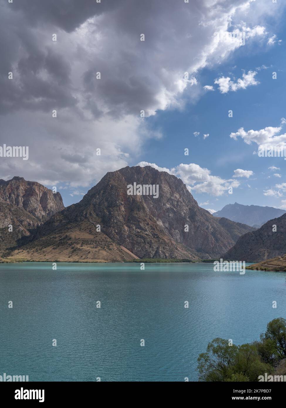 Vista panorámica del paisaje vertical del famoso lago Iskanderkul, las montañas de Fann, Sughd, Tayikistán Foto de stock