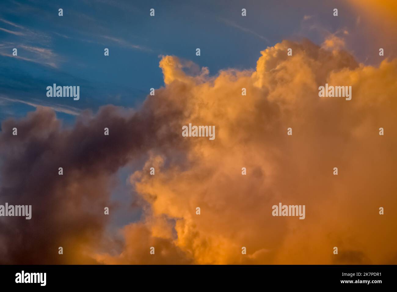 Amanecer espectacular cielo con nubes en una fila, colorido paisaje nublado Foto de stock