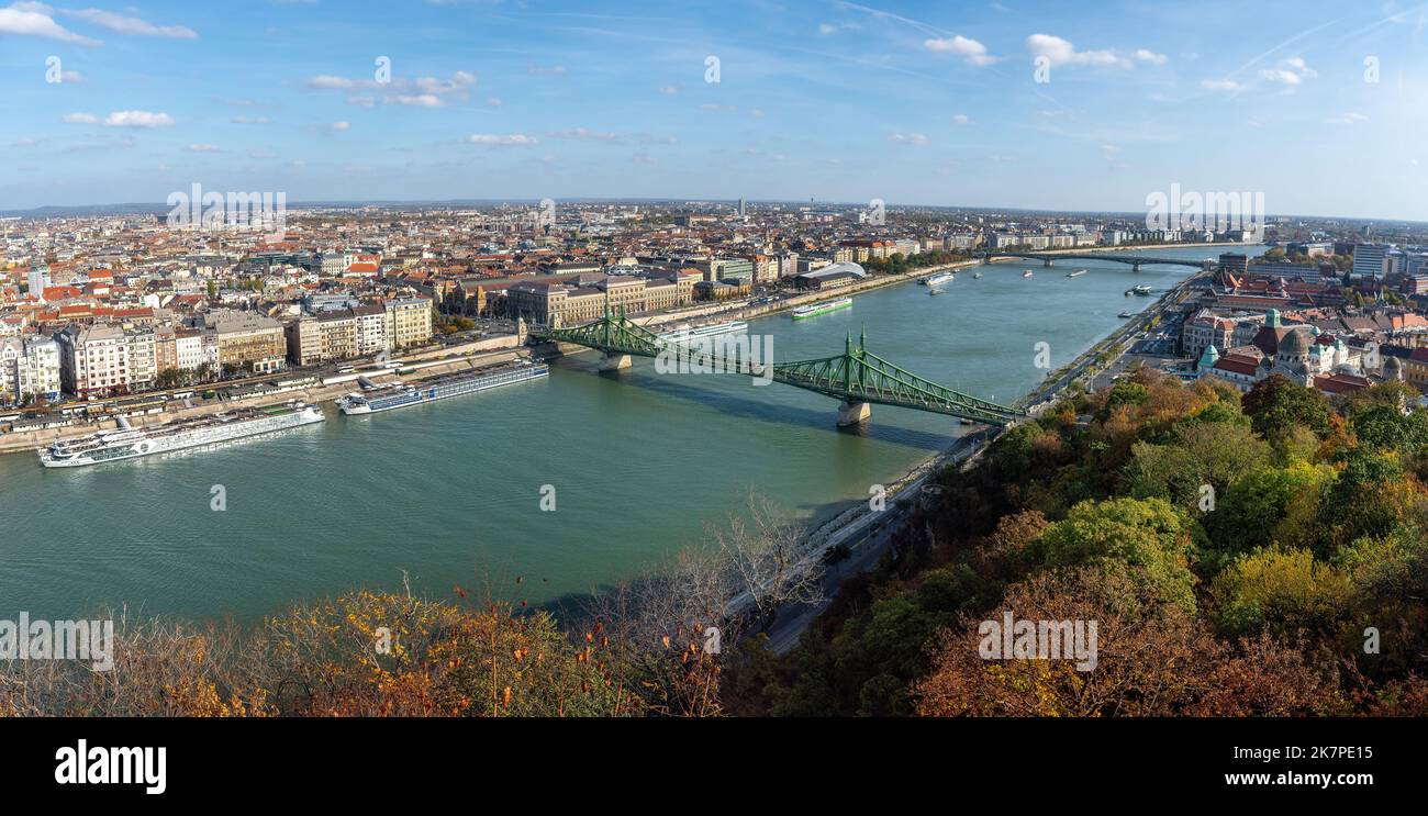 Vista aérea panorámica del río Danubio con el puente Liberty y el puente Petofi - Budapest, Hungría Foto de stock