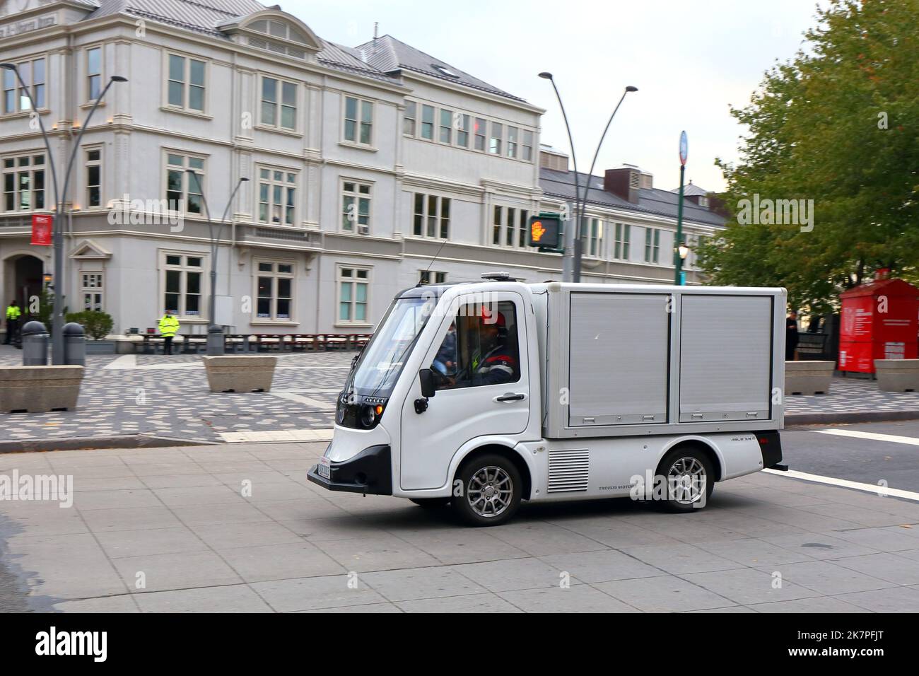 Un vehículo utilitario eléctrico Able XR de TROPOS Motors equipado con una caja de carga de la puerta del rodillo en la ciudad de Nueva York. Foto de stock