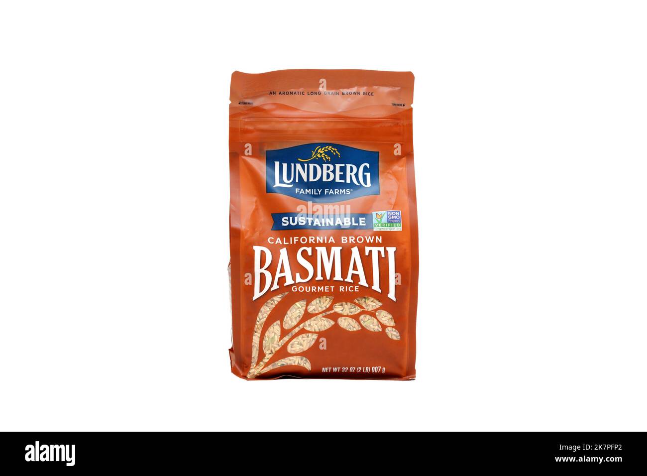 Una bolsa de arroz Basmati marrón de Lundberg Family Farms California aislada sobre un fondo blanco. imagen recortada para ilustración y uso editorial. Foto de stock