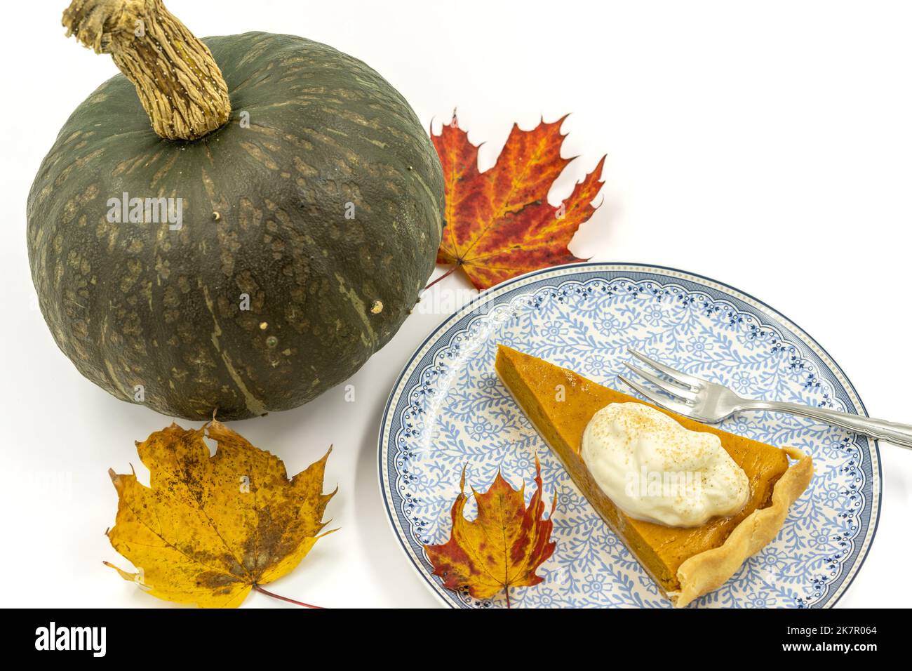 Pedazo de pastel de calabaza decorado con calabaza verde y hojas de  naranja. Concepto de Acción de Gracias y Halloween Fotografía de stock -  Alamy