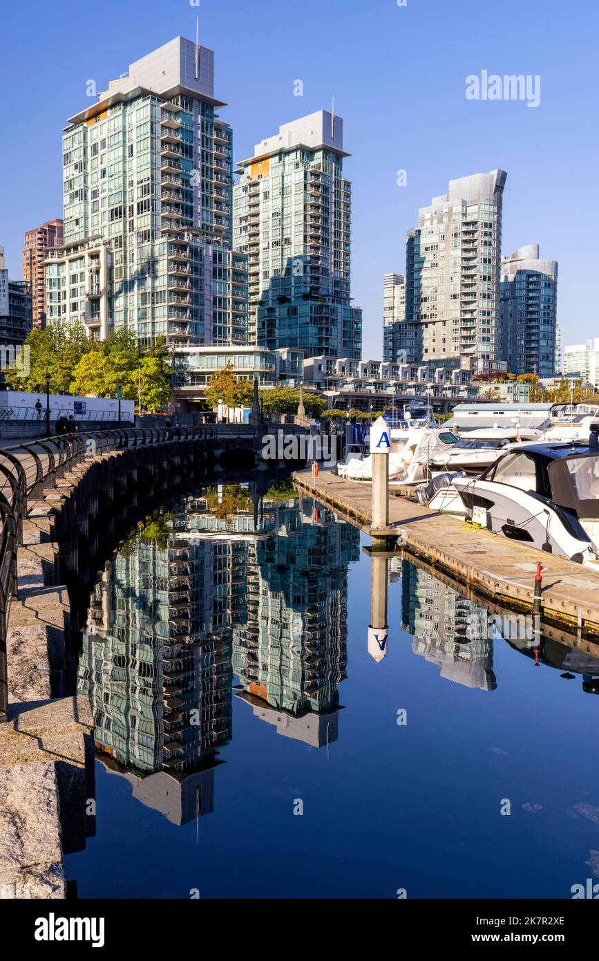 Edificios comerciales y residenciales en el barrio de Coal Harbour - Vancouver, British Columbia, Canadá Foto de stock