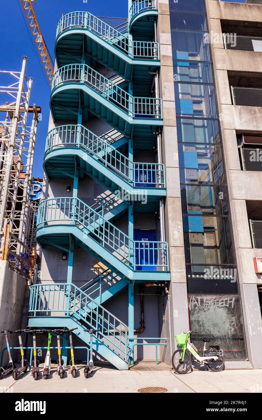 Patrones de escaleras del garaje de estacionamiento en el centro de Seattle, Washington, EE.UU Foto de stock