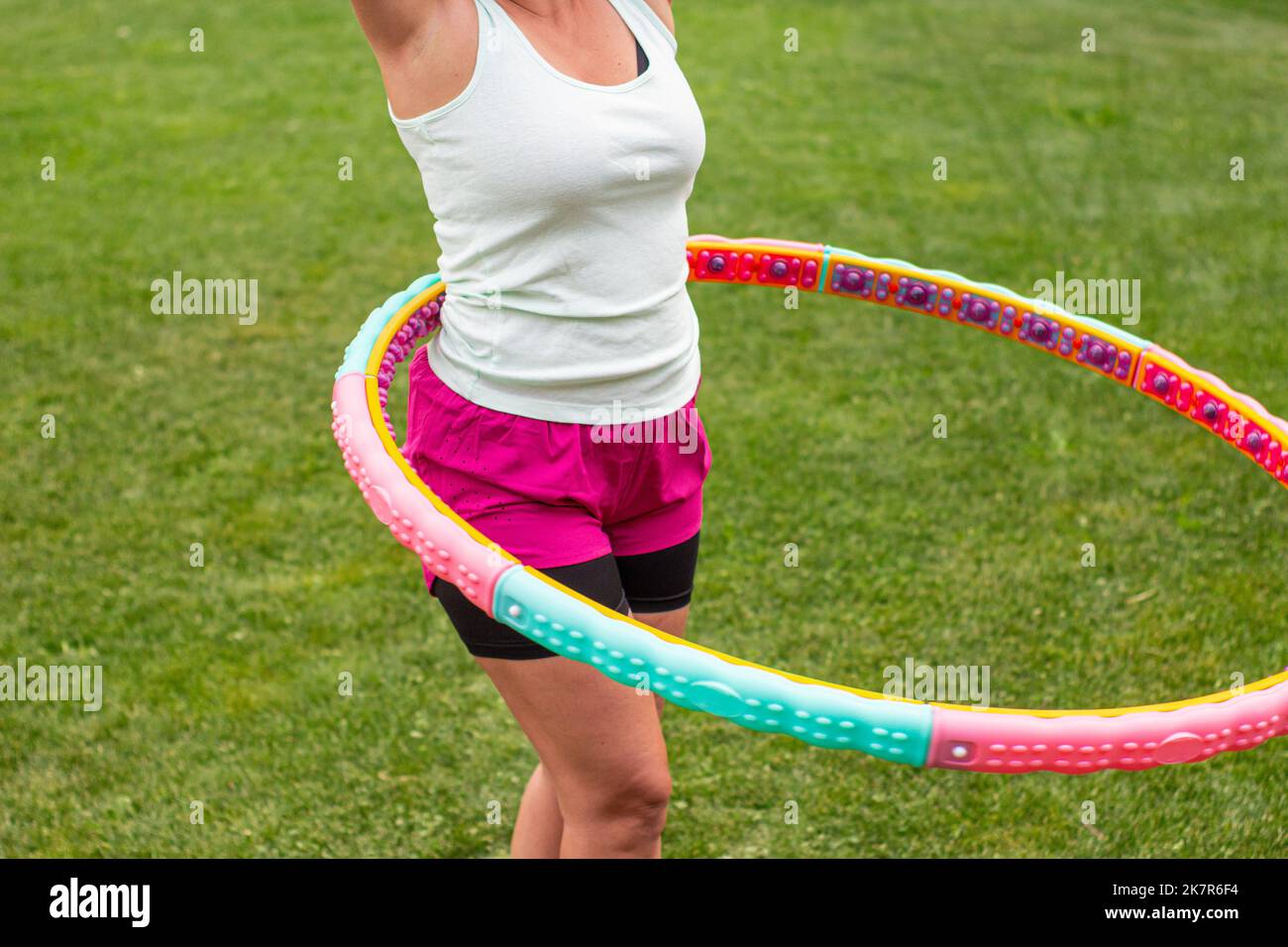 Niña con hula hoop haciendo gimnasia Fotografía de stock - Alamy