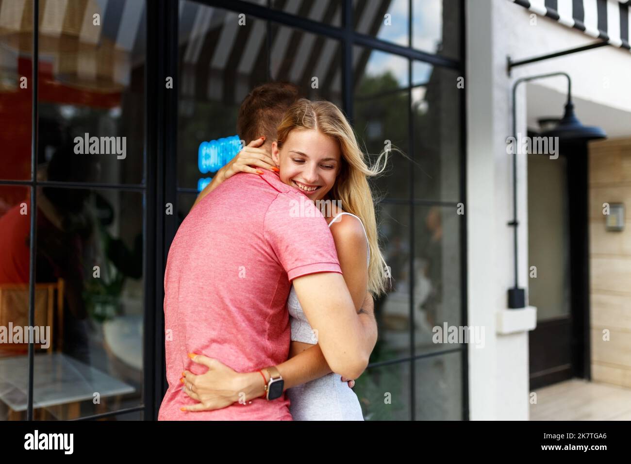 Despedida abrazo fotografías e imágenes de alta resolución Alamy