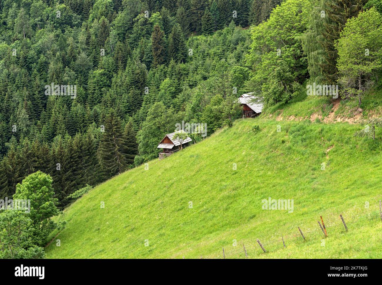 Granja tradicional, por encima de las montañas de los Alpes Gurktal, Carintia Austria Foto de stock
