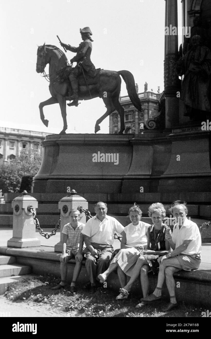 Der Fotograf Erich Andres mit Gruppe vor dem Maria-Theresien-Denkmal in Wien, das Reiterstandbild von Gideon Ernst von Laudon im Hintergrund, um 1962. Fotógrafo Erich Andrés con un grupo delante del Monumento a María Teresa en Viena, la estatua ecuestre de Gedeón Ernst von Laudon en el fondo, alrededor de 1962. Foto de stock